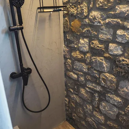 Pietra Akoli Agia Eleni