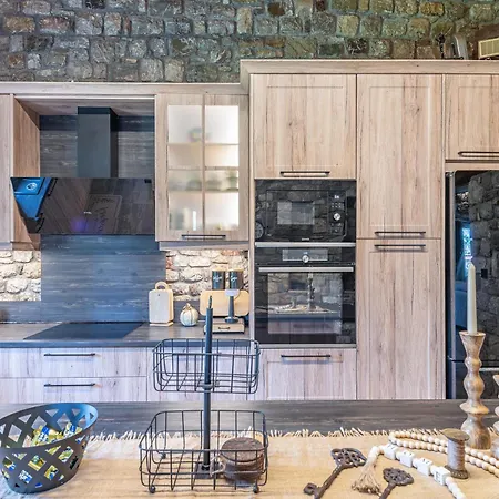 Pietra Akoli * Rodhodháfni