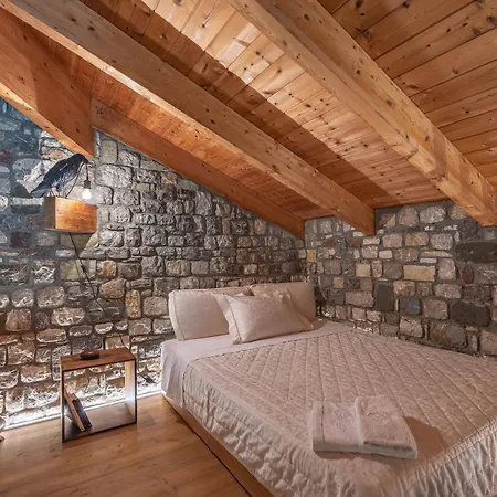 Pietra Akoli * Rodhodháfni