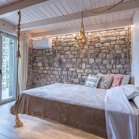 Pietra Akoli * Rodhodháfni