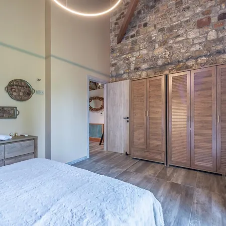 Pietra Akoli * Rodhodhafni