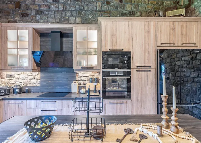 Pietra Akoli * Rodhodháfni