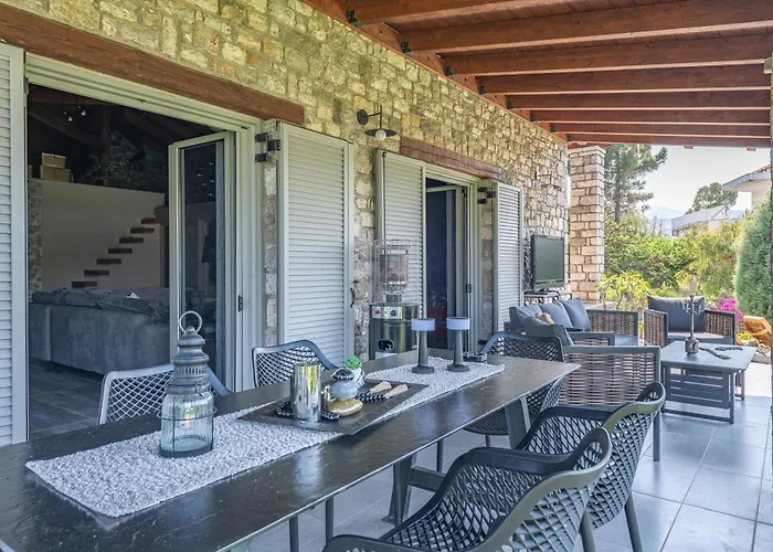 Pietra Akoli Rodhodháfni