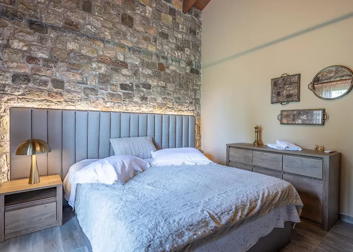 Pietra Akoli Rodhodháfni