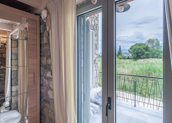 Pietra Akoli * Rodhodháfni