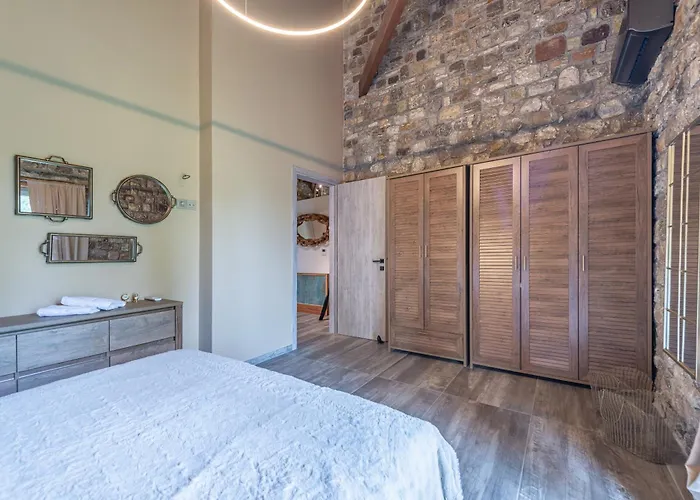 Pietra Akoli * Rodhodháfni